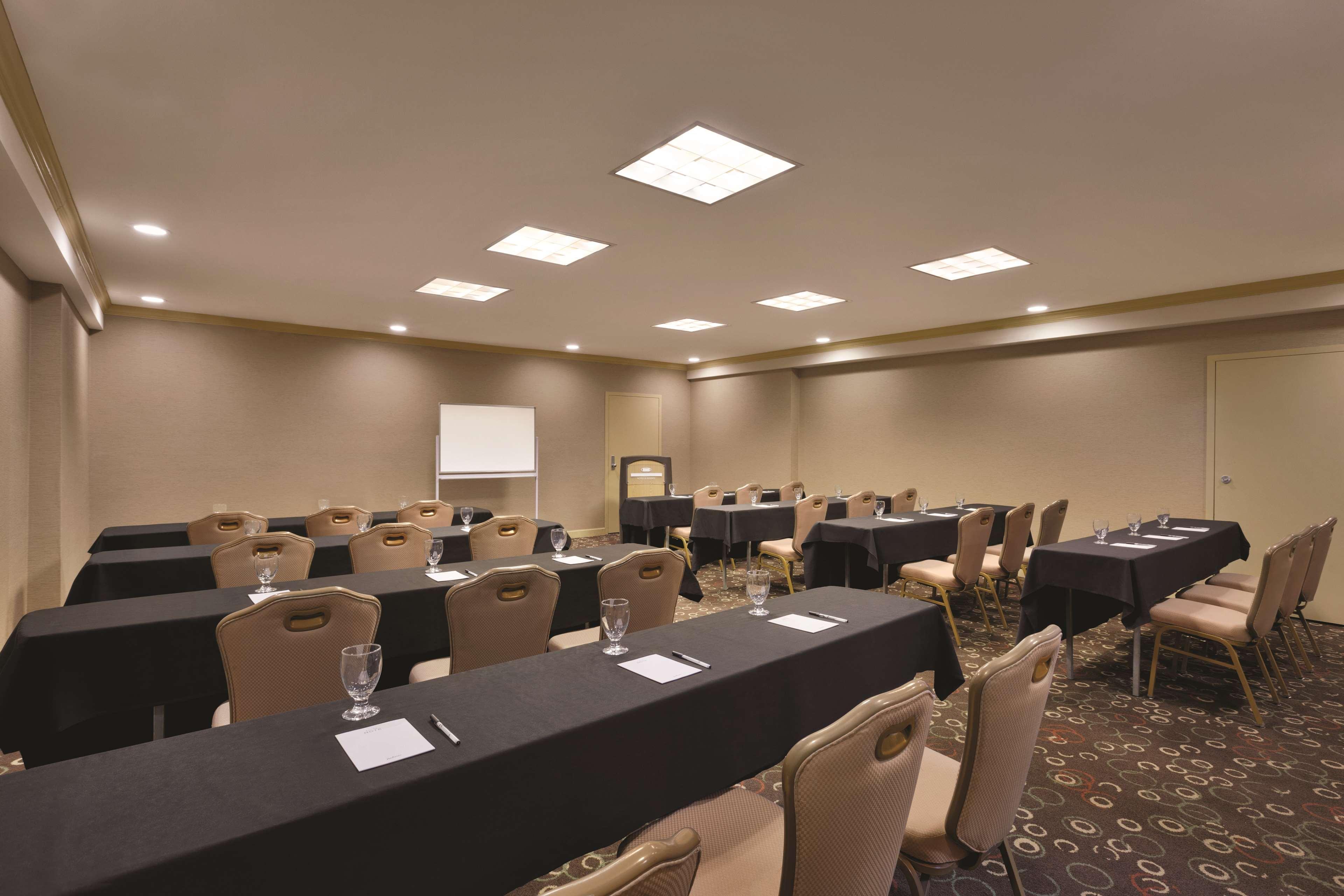 Radisson Hotel Lenexa Overland Park Εξωτερικό φωτογραφία